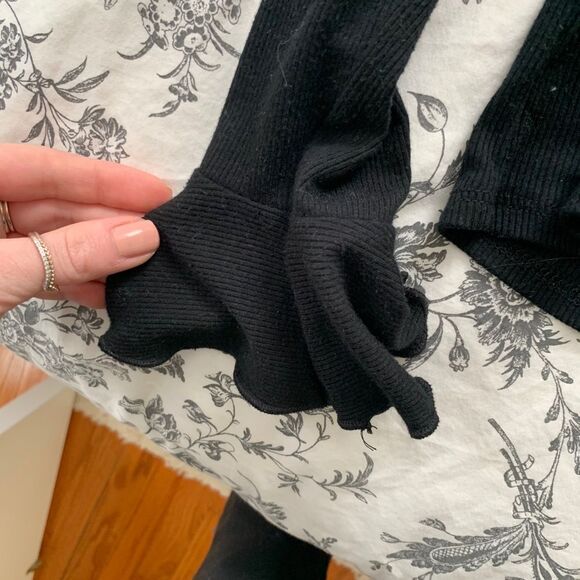 black turtleneck long sleeve flare sleeves small - Picture 3 of 3